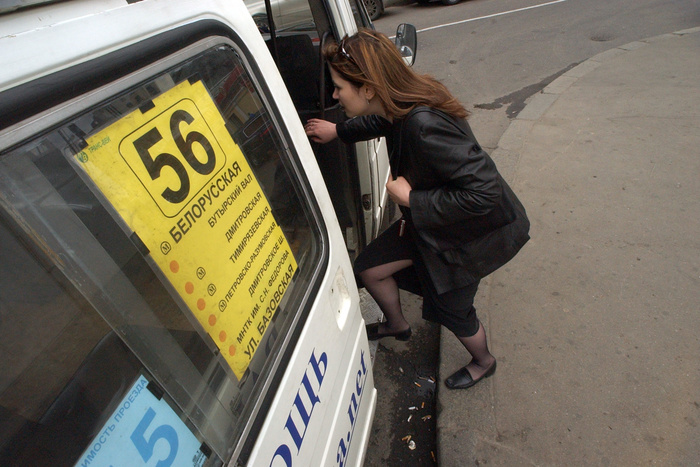 Кондуктор автобуса в Казахстане сломала пассажирке руку из-за места в салоне