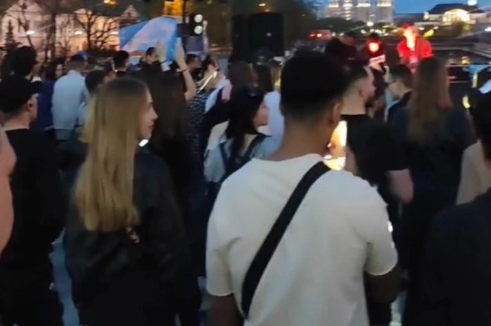 На Плотинке полиция разогнала людей, устроивших вечеринку