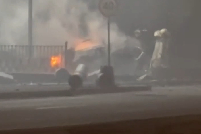 Под Екатеринбургом машина врезался в забор и загорелась