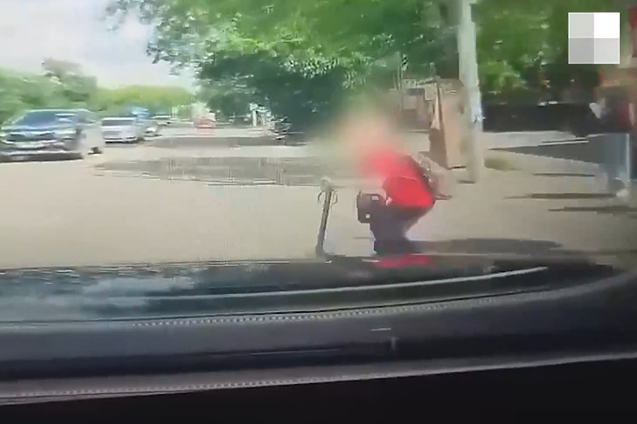 В Екатеринбурге водитель сбил маленького самокатчика, внезапно выехавшего на «зебру»