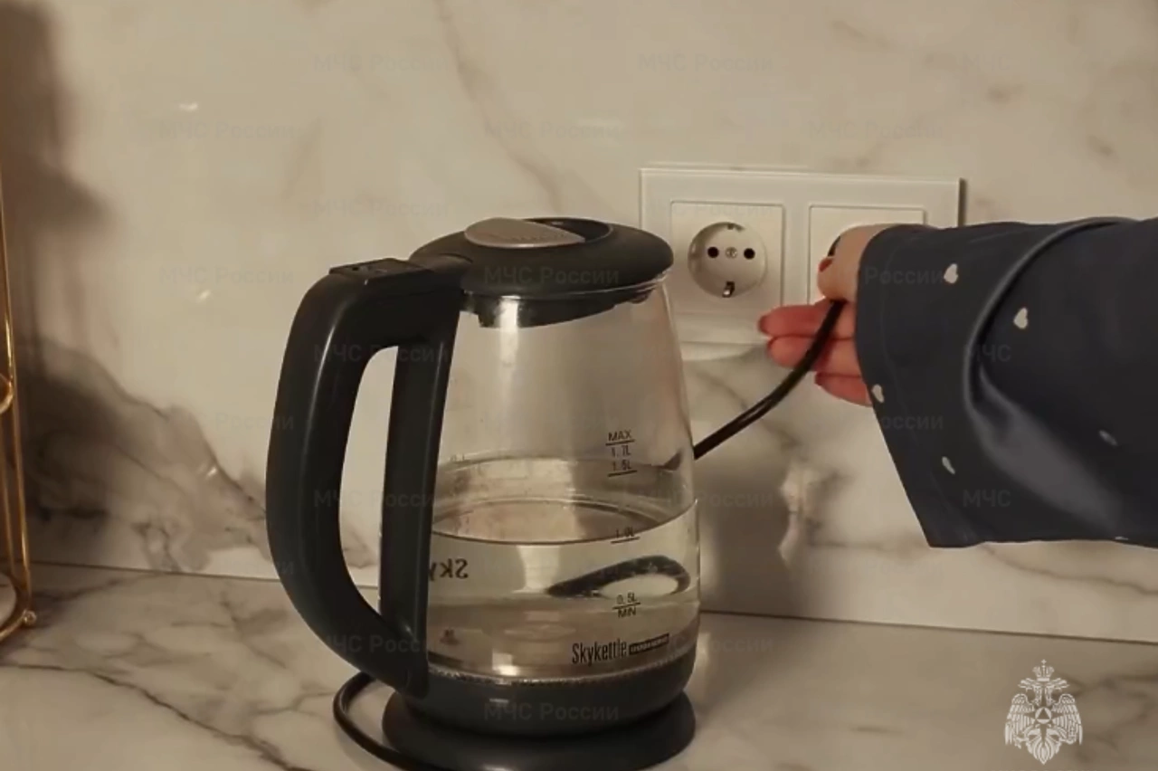 Чек-лист перед сном от МЧС: что нужно выключать на ночь из розетки