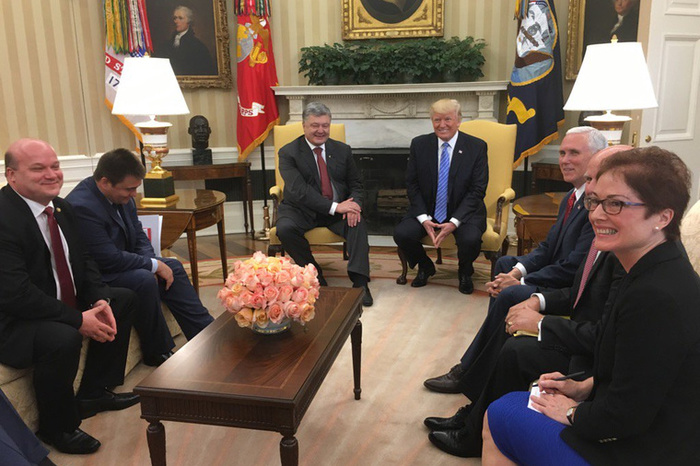 Порошенко разрешили сфотографироваться с Трампом. «Это большая честь»