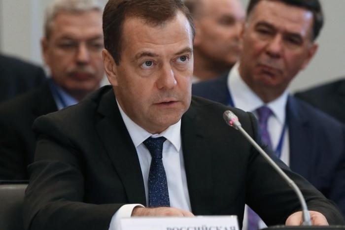 Медведев одобрил идею снизить порог беспошлинного ввоза посылок