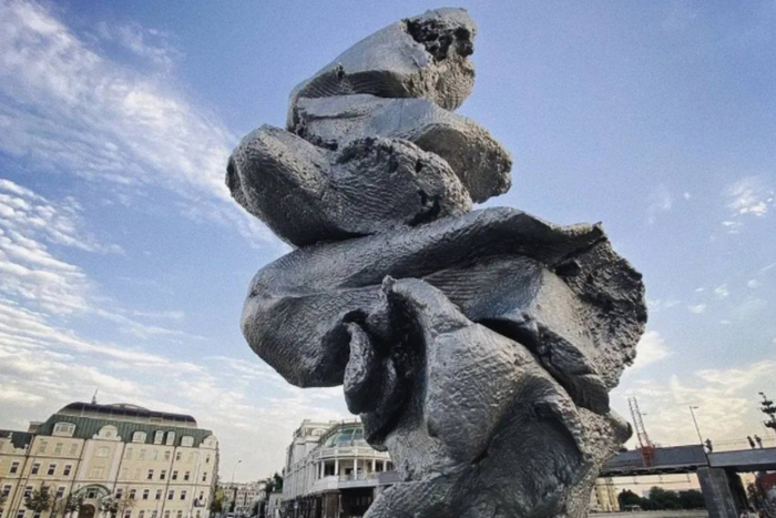 Швейцарское СМИ раскрыло тему дерьма в искусстве после неприятия москвичами скульптуры Урса Фишера