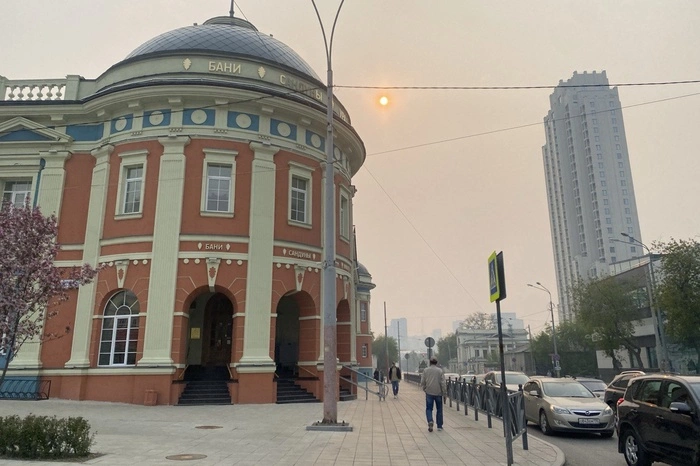 В праздничный день к общественной бане Екатеринбурга выстроилась огромная очередь