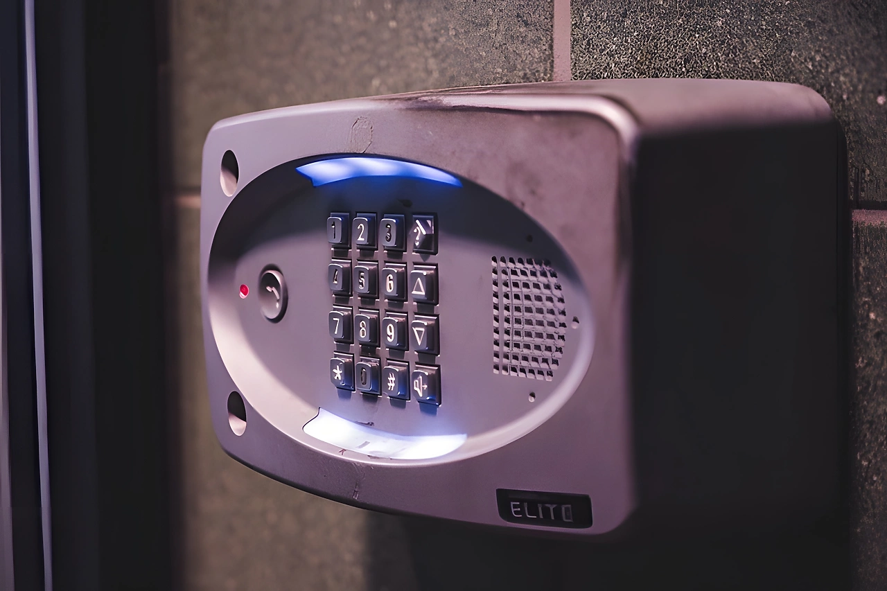 Мошенники выманили у 19-летней москвички 106 миллионов рублей