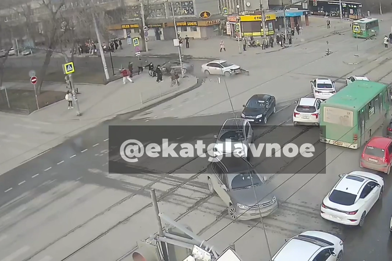 Девушке оторвало ногу: в Екатеринбурге автомобиль вылетел на тротуар с пешеходами