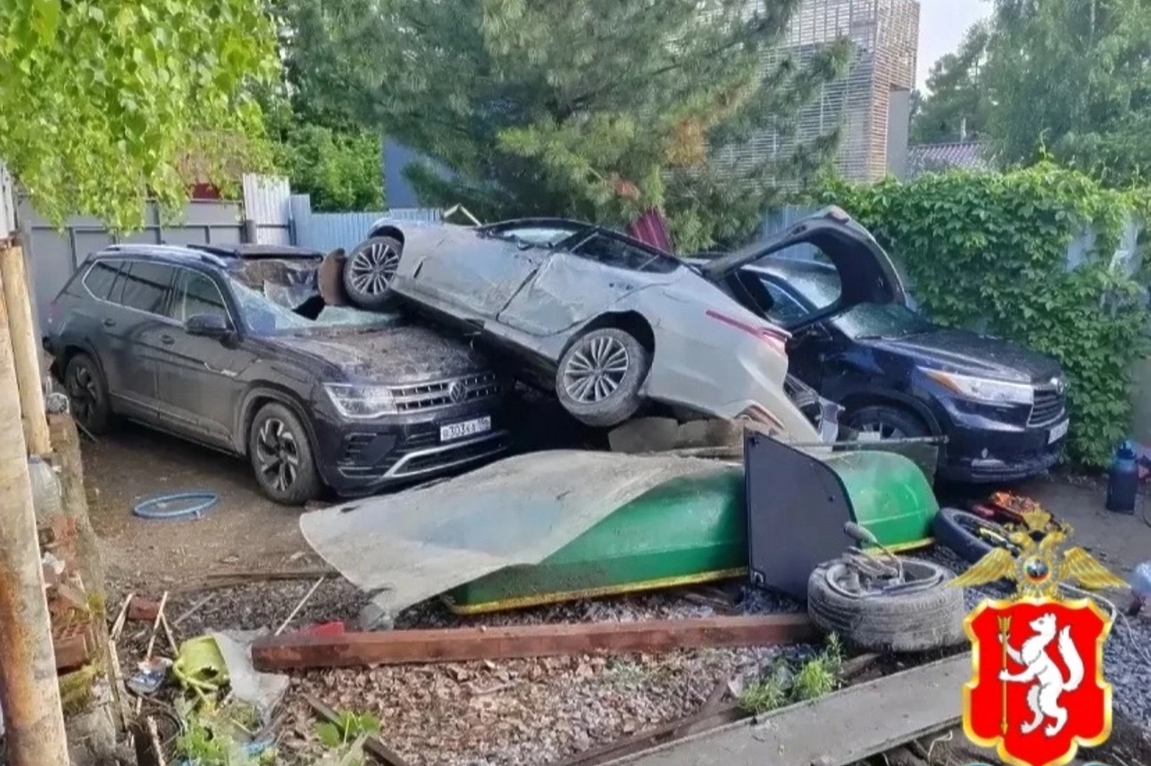 Пьяный подросток из Екатеринбурга смял на стоянке чужие автомобили на дядиной машине