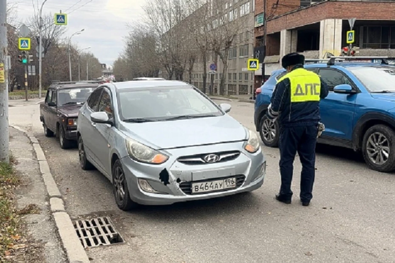 В Екатеринбурге водитель иномарки сбил 15-летнюю школьницу на тротуаре