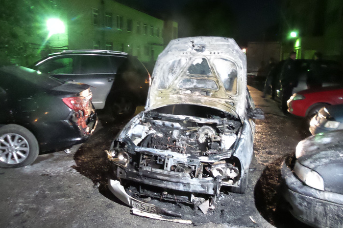 «Лада Приора» сгорела в присутствии водителя на Вторчермете