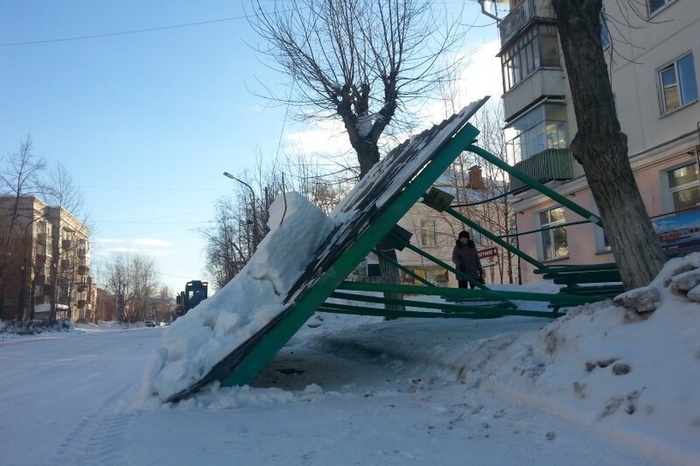 Автобусная остановка рухнула в Краснотурьинске под тяжестью снега
