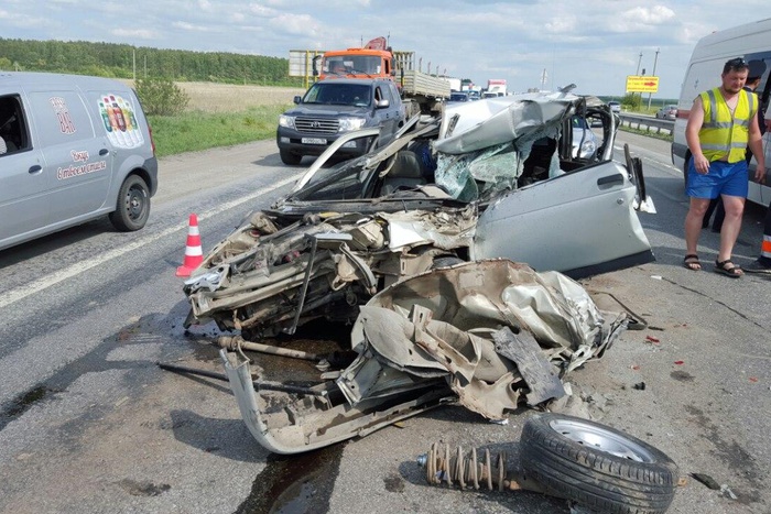 Водитель легковушки врезался в автомобиль сопровождения разметочной машины