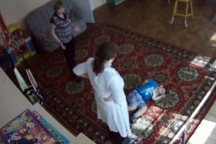 Ребенку-инвалиду, которому сломала руку воспитатель, выплатят 400 тыс. рублей
