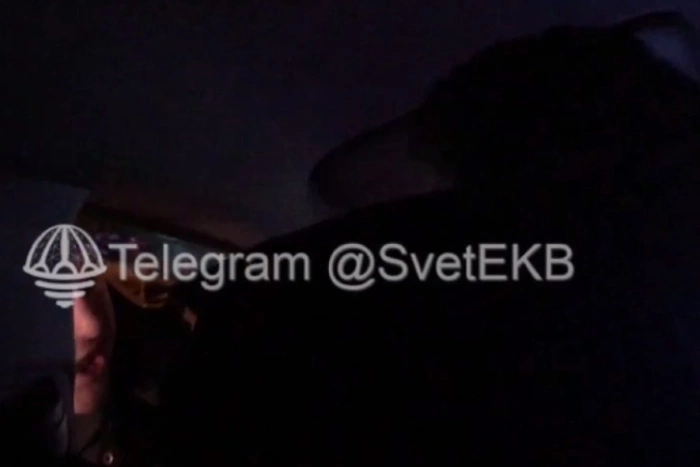 «Ты у меня в гостях, животное!» В Екатеринбурге автохам накинулся с оскорблениями на таксиста