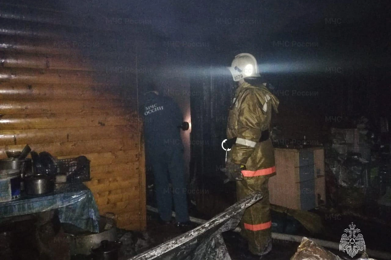 Двухквартирный жилой дом сгорел на ВИЗе в пятницу вечером