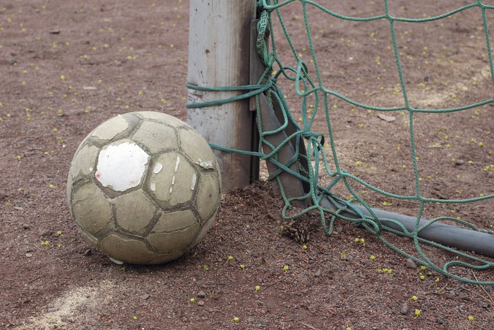 Футбольные ворота придавили ребенка в Свердловской области