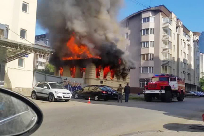 Сгоревший сегодня утром в центре Екатеринбурга особняк восстановят к сентябрю