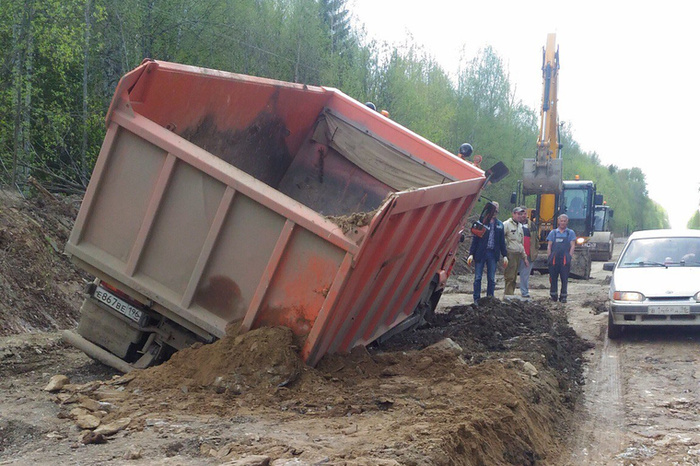 Во время строительства дороги в Серебрянку в грунт провалился «КамАЗ»