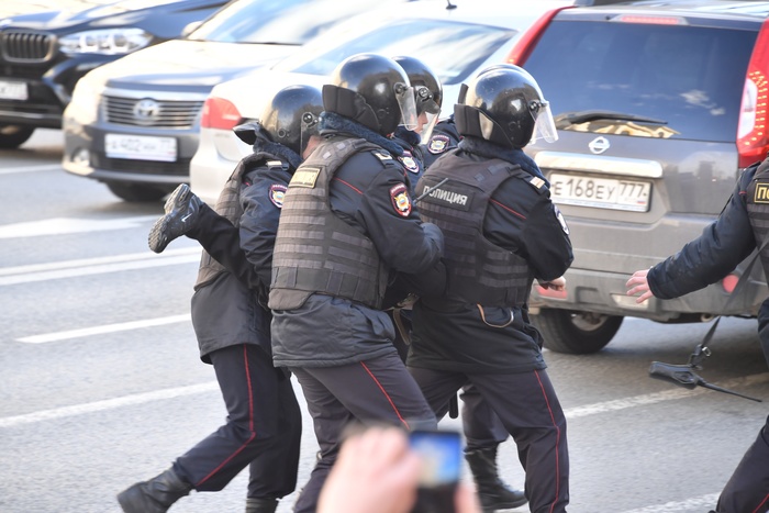Неизвестные отрезали ухо заступившемуся за девушек охраннику в центре Москвы