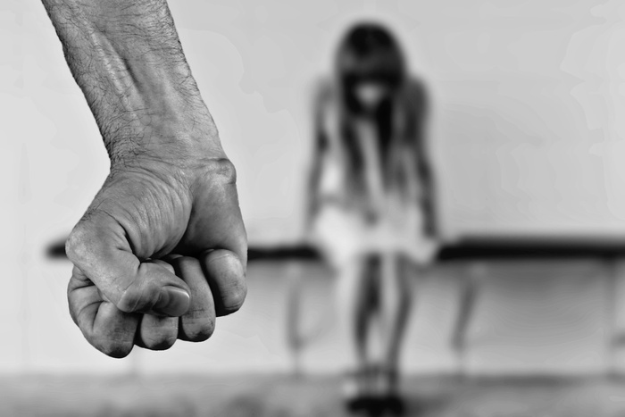 В Свердловской области задержаны двое мужчин, которые насиловали дочек