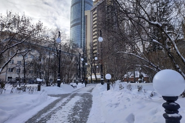 В сквере за Оперным в Екатеринбурге появились антивандальные фонари