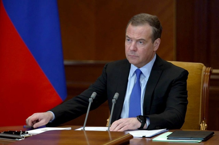 Медведев назвал обсуждение поставок танков Киеву на форуме в Давосе позором