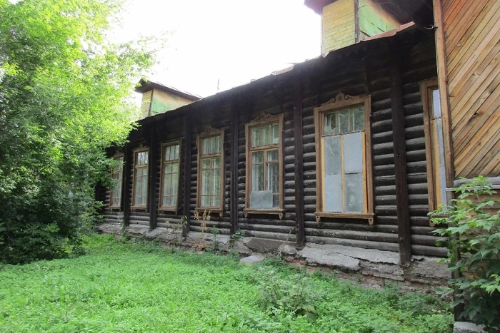 В Екатеринбурге сгорело одно из самых старых деревянных зданий города