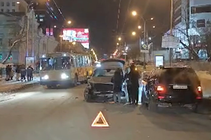 В центре Екатеринбурга Mercedes врезался в такси