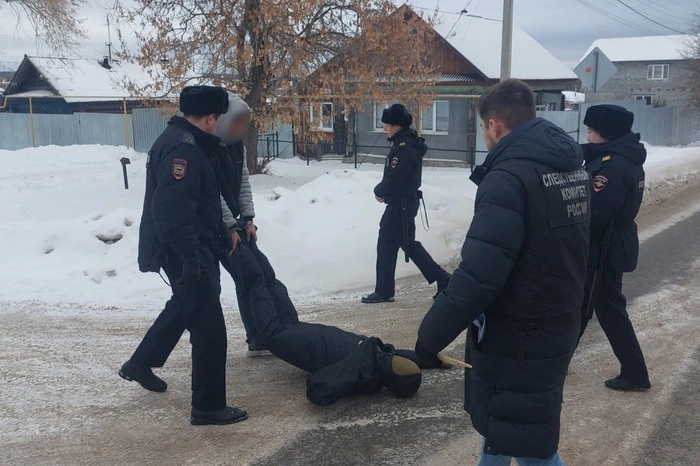 В свердловском городе двое молодых парней убили посреди улицы мужчину и попытались сжечь его труп