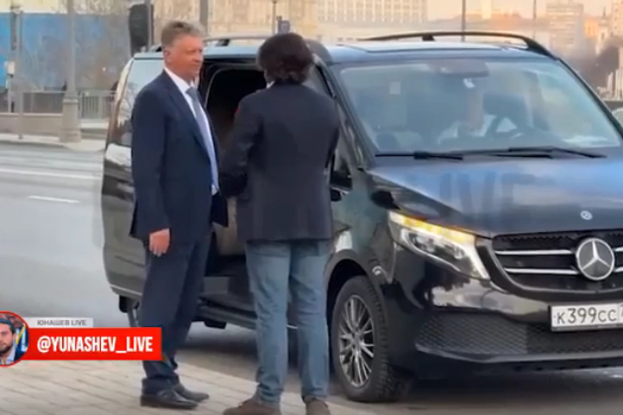 «Сел в мерседес и уехал». Журналист застал главу АвтоВАЗа Соколова возле машины