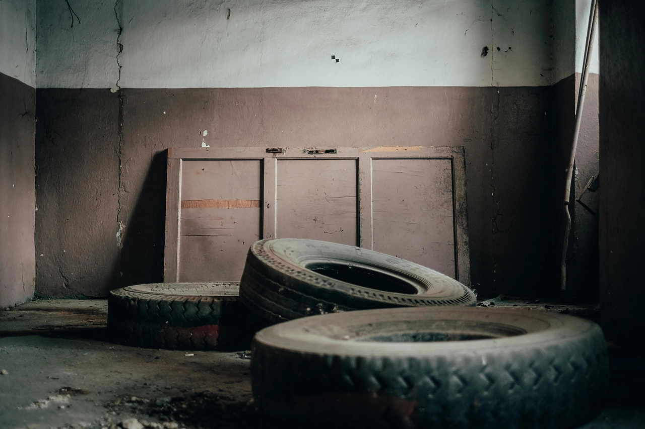 За украшения из покрышек на клумбах у жилых домов россиянам грозит штраф