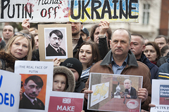 В Киеве идет пикет перед зданием российского посольства