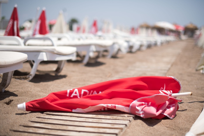 На пляже в Турции пенсионер случайно задавил отдыхающих