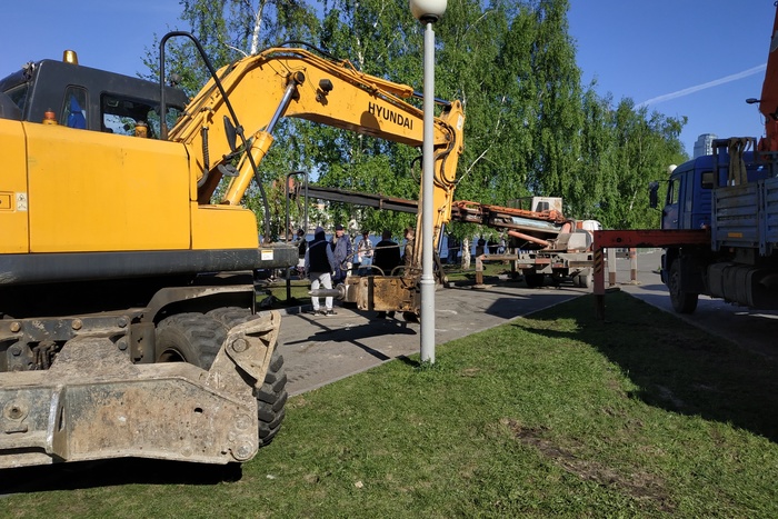Строители огораживают вторым забором часть сквера в центре Екатеринбурга