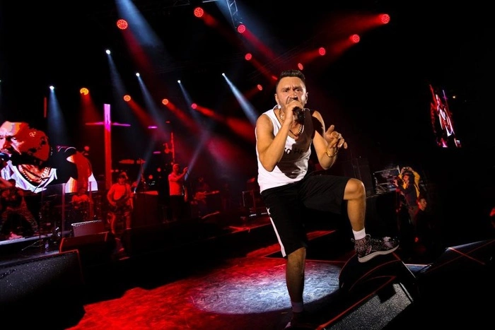 «Тех в войну, кто наживали, называли полицаи». Шнуров и Баста в стихах поругались в Instagram