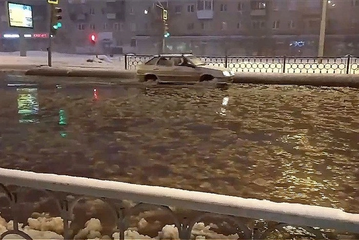 Троллейбусы встали: на Уралмаше затопило дорогу