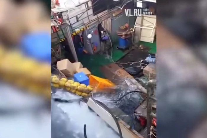 В приморском порту затонуло рыболовецкое судно, погиб член экипажа