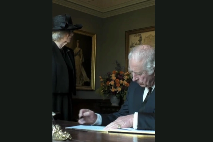 «Каждый чертов раз!». Новый король Британии накричал на перьевую ручку