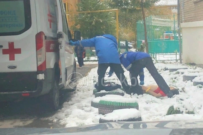 В Екатеринбурге под окнами дома прохожие обнаружен труп