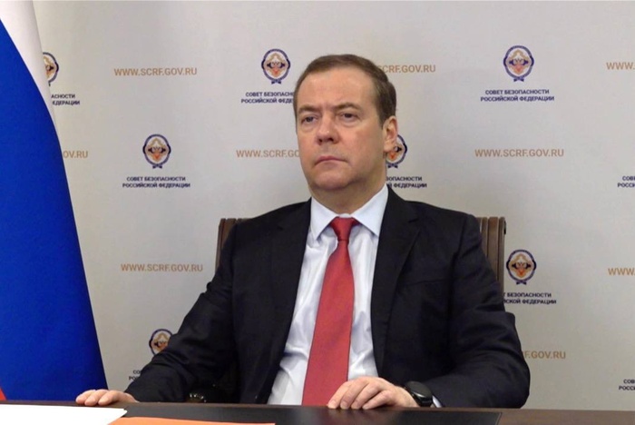 Медведев прокомментировал отказ Киева от рождественского перемирия