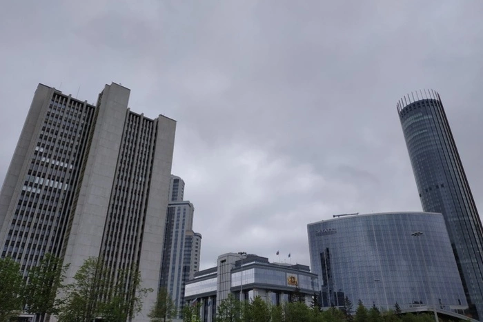 В Екатеринбурге силовики оцепили здания правительства и ЗакСо