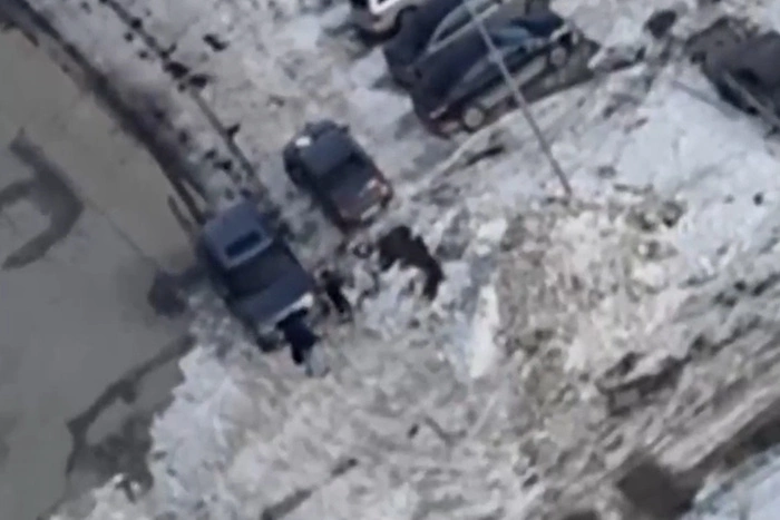 На Широкой Речке автохам на Range Rover проехал по тротуару и устроил драку