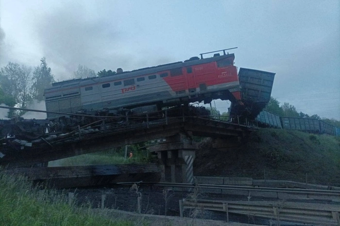 В Курской области под грузовым поездом рухнул мост