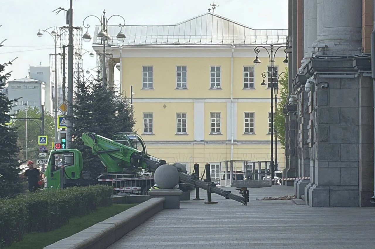 Рухнула часть фасада здания мэрии Екатеринбурга — фото
