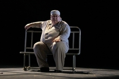 Ювелирный салон подает в суд на актера, разбившего витрину