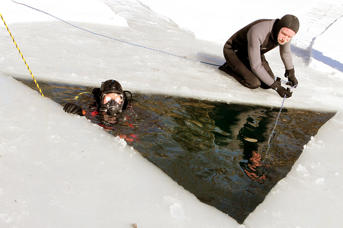 На реке Исеть в Екатеринбурге под воду ушла машина с двумя людьми
