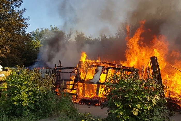 «Соседи считают, что это был поджог»: утром на Вилонова сгорел жилой дом