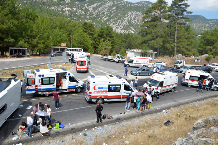 В Анталье перевернулся автобус. Пострадали 22 россиянина, 15 — в больнице