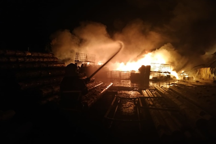 «Была угроза взрыва»: под Екатеринбургом пожар охватил площадь в тысячу квадратных метров