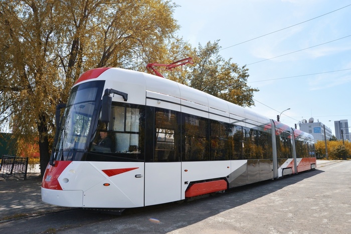 В Екатеринбурге начал курсировать трехсекционный трамвай
